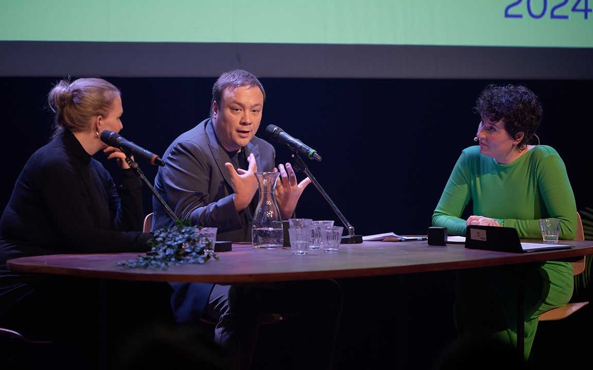 Foto van Marietje Schaake en Danny Mekic in gesprek met het publiek
