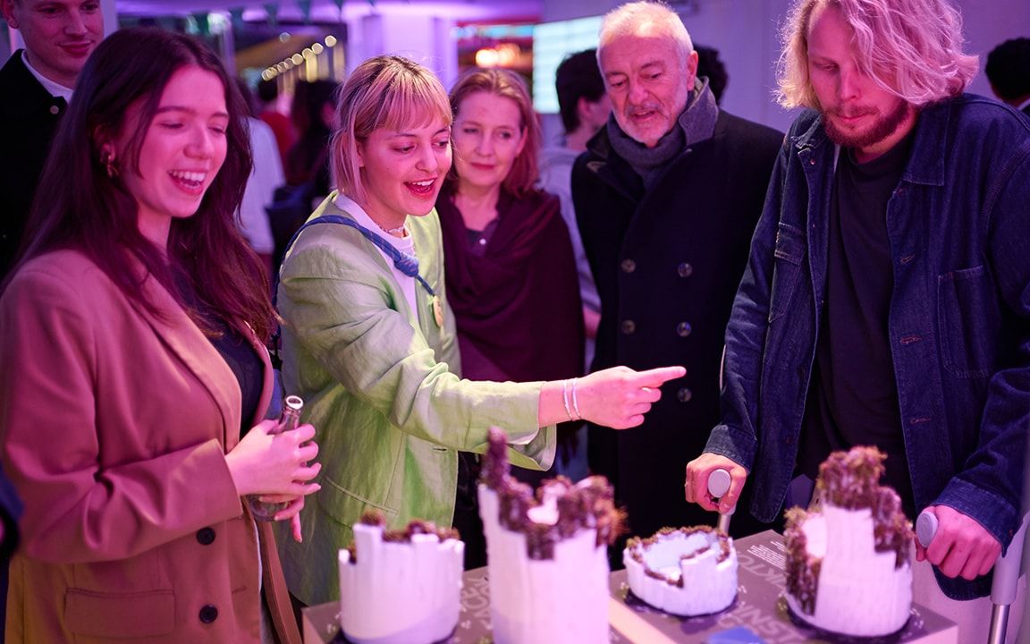 foto van mensen die kijken naar kunst en één iemand wijst