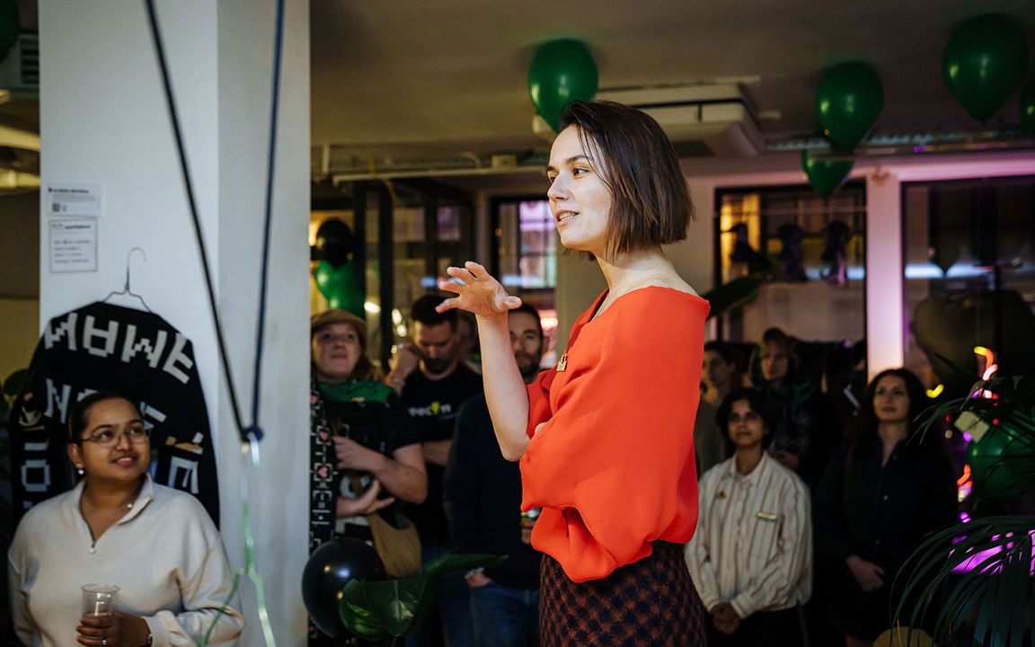 Foto van Evelyn terwijl ze haar speech geeft